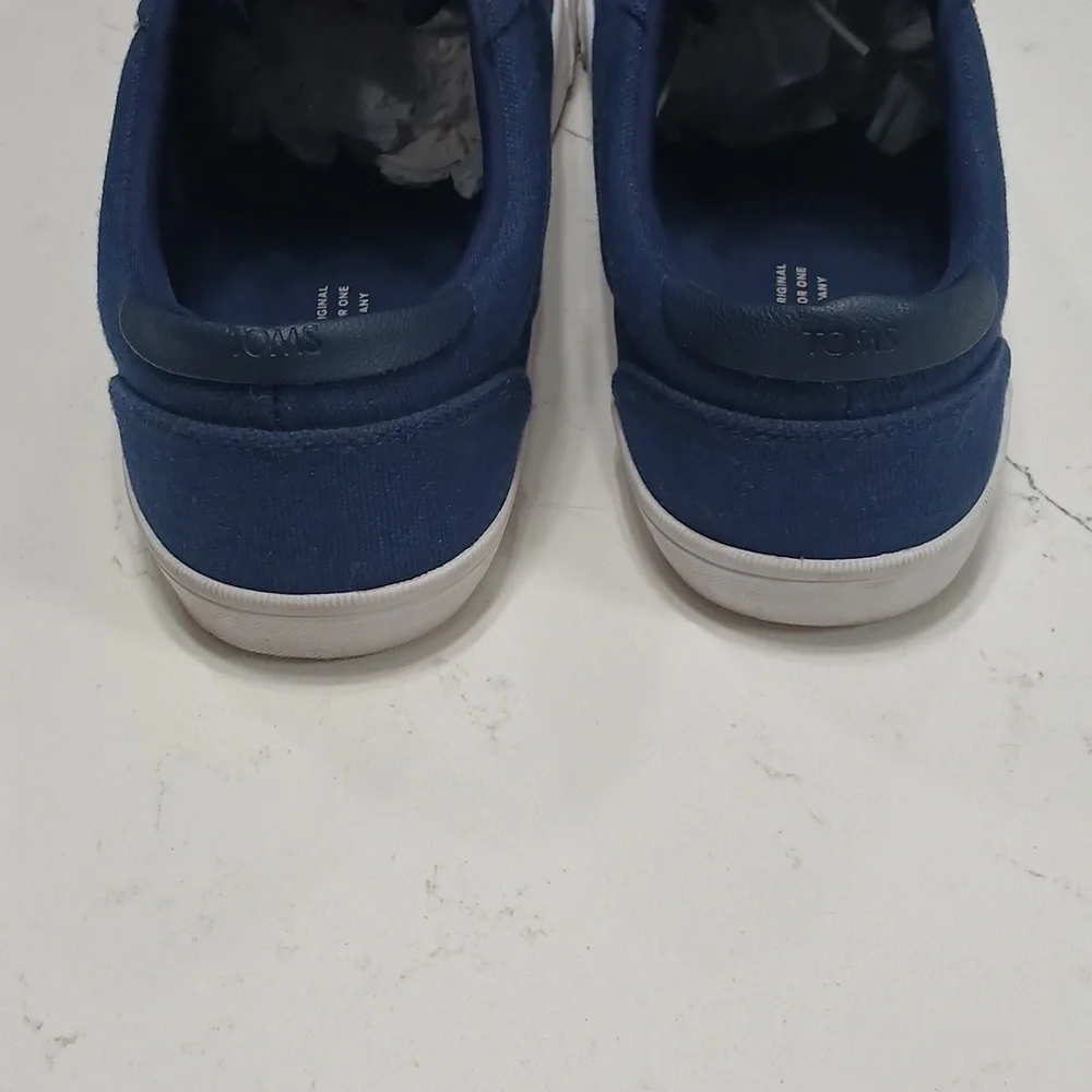 TOMS Men's Blue Canvas Sneakers. Size 10.5, pre-owned excellent conditions